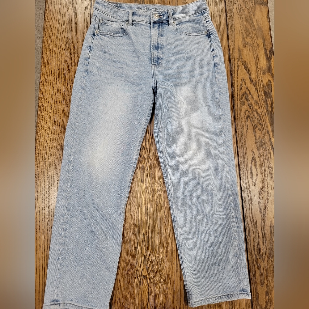 SHORT INSEAM AE Mom Straight Jean Light Wash